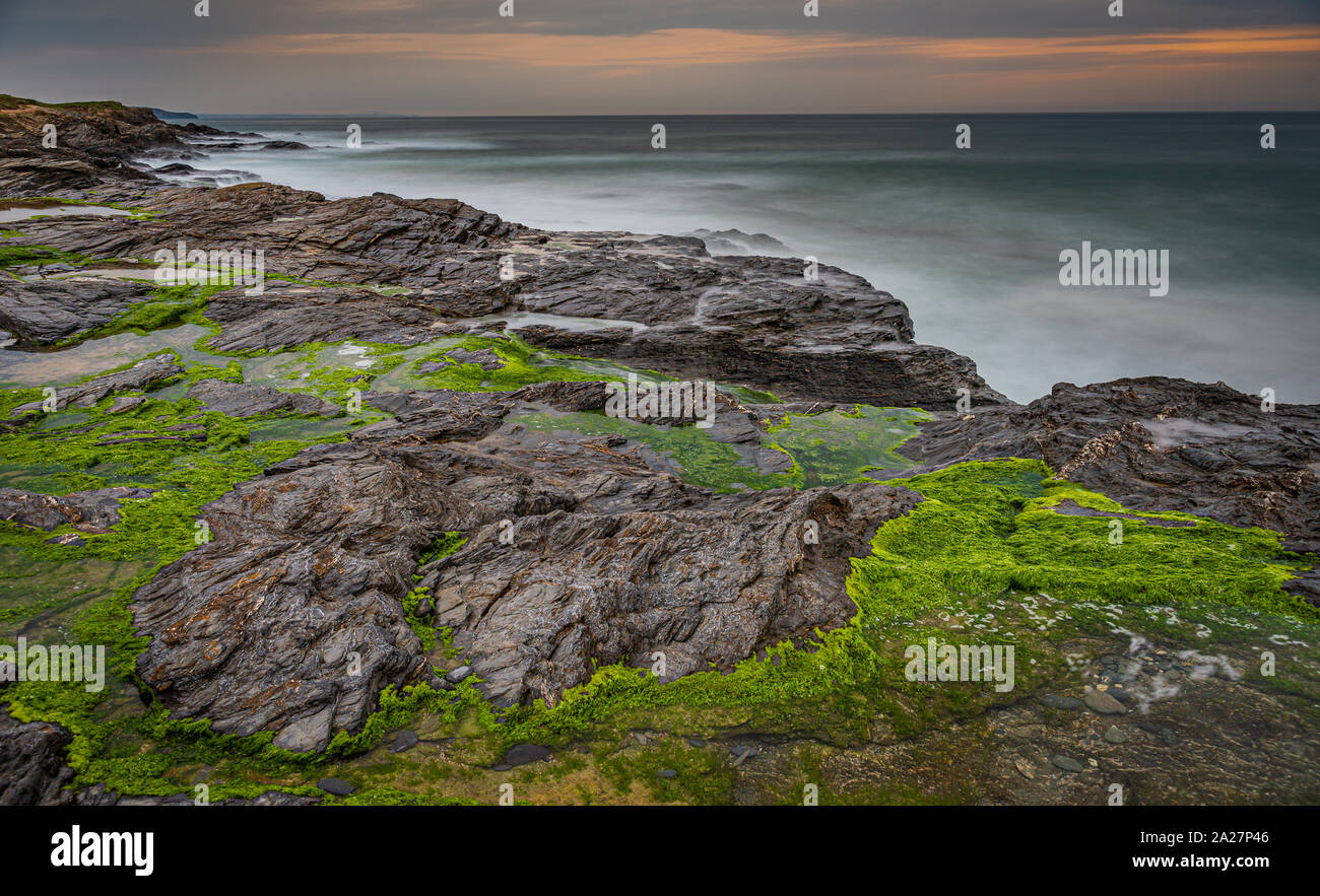Constantine Bay, booby's Bay in North Cornwall hat eine sehr zerklüftete Küste mit den Wellen, die auf den Felsen krachen, macht eine wunderschöne Landschaft Stockfoto
