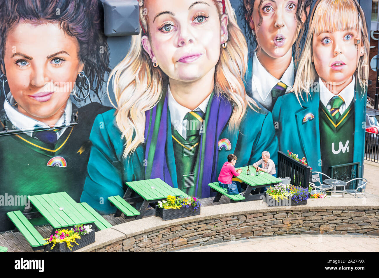 Derry Mädchen Wandgemälde in der Innenstadt von Derry, Nordirland, Vereinigtes Königreich Stockfoto