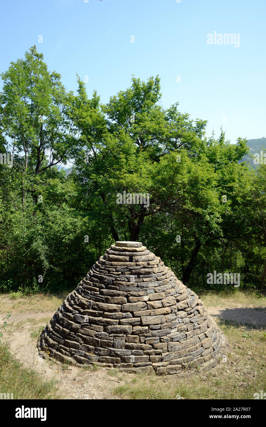 Cairn von Andy Goldsworthy im Park oder das Gelände des Musée Promenade oder Natural History Museum Digne-les-Bains Alpes-de-Haute-Provence, Frankreich Stockfoto