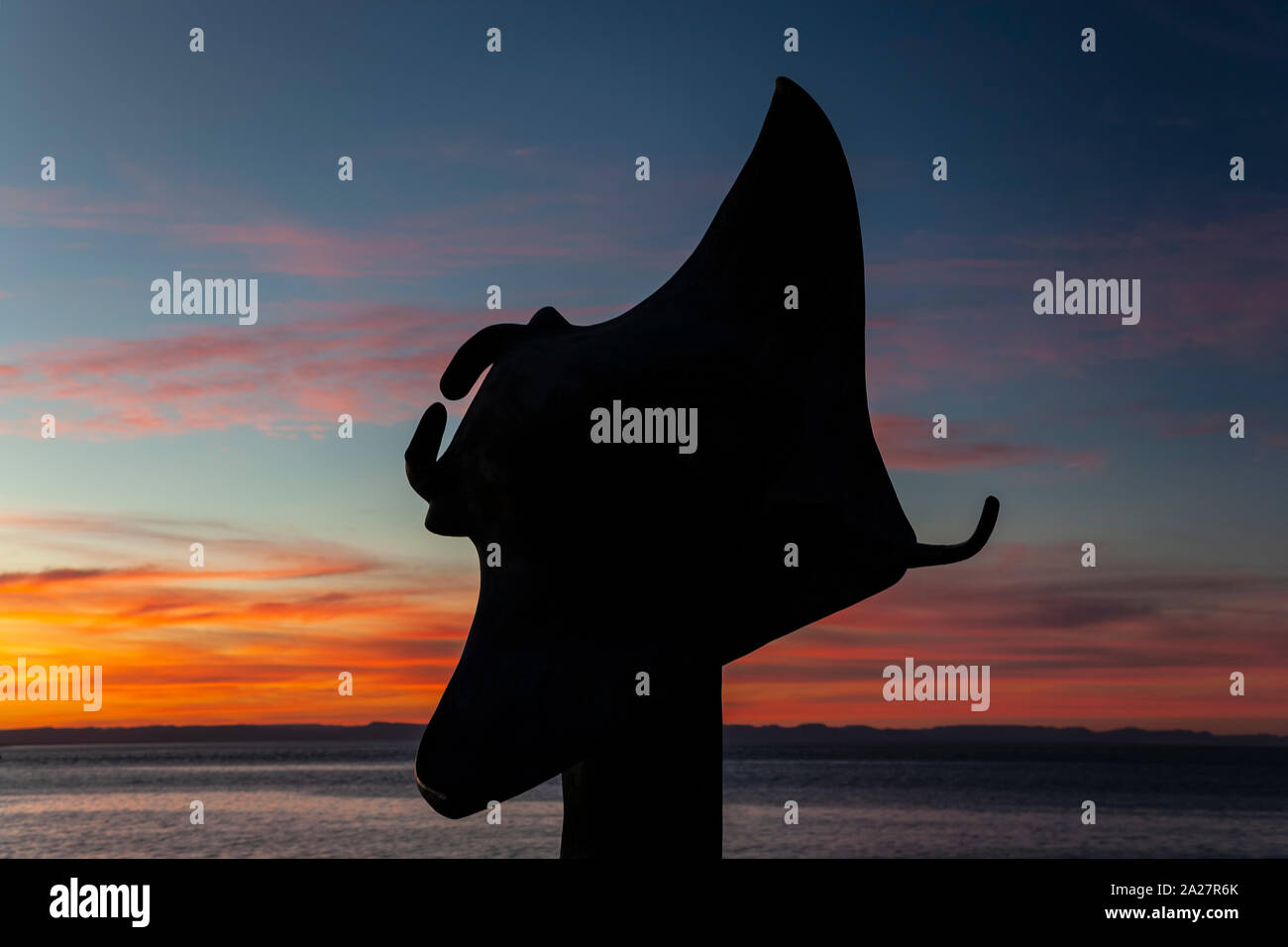 Silhouetted Skulptur von Sting Ray bei Sonnenuntergang, Malecon (Strandpromenade), La Paz, Baja California Sur, Mexiko Stockfoto