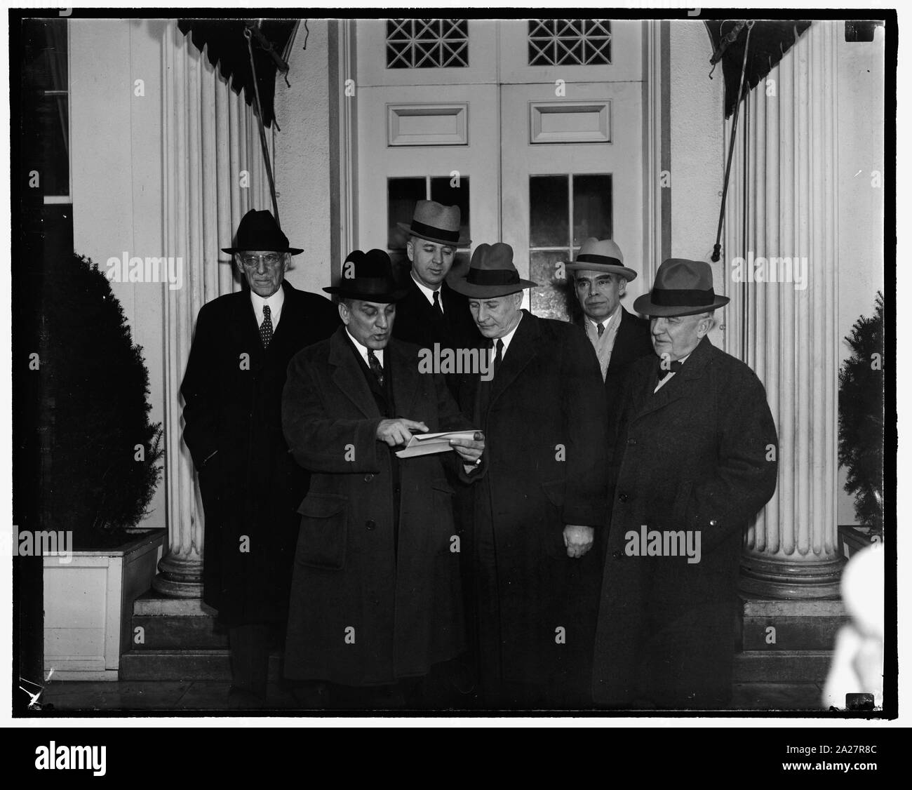 Präsident verleiht mit House Appropriations Committee. Washington, D.C., 2. Nach einer Konferenz der Präsidenten Roosevelt und das Haus Mittel... Ausschuss heute, Vorsitzender Snyder sagte, die internationale Situation nicht besprochen wurde. Er fügte hinzu, die Diskussion vor allem mit technischen Details der Verteidigung betreffenden Rechtsvorschriften. Auf dem Foto von links nach rechts: Rep. Edward Taylor, Vorsitzender des Ausschusses, Rep. J. Buell Snyder, Vorsitzender des Unterausschusses, Rep. Joe Starnes, Rep. David D. Terry, John Pugh, Sekretärin des Ausschusses, und John Kerr, 2-2-39 Stockfoto