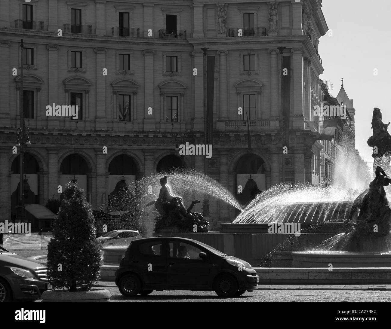 Hintergrundbeleuchtung schwarz-weiß Bild von Wasser Sprühen aus der Brunnen im Zentrum der Pizza Della Republica, Rom, street scene. Stockfoto