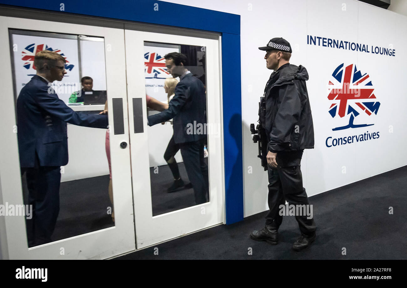 Polizei auf dem Parteitag der Konservativen Partei nach einem kleinen Missverständnis", wenn ein Teilnehmer, Sir Geoffrey Clifton-Brown, MP für die Cotswolds, versuchte, die International Lounge am Manchester Convention Center ohne die entsprechenden Pass, Auslösen einer lockdown. Stockfoto