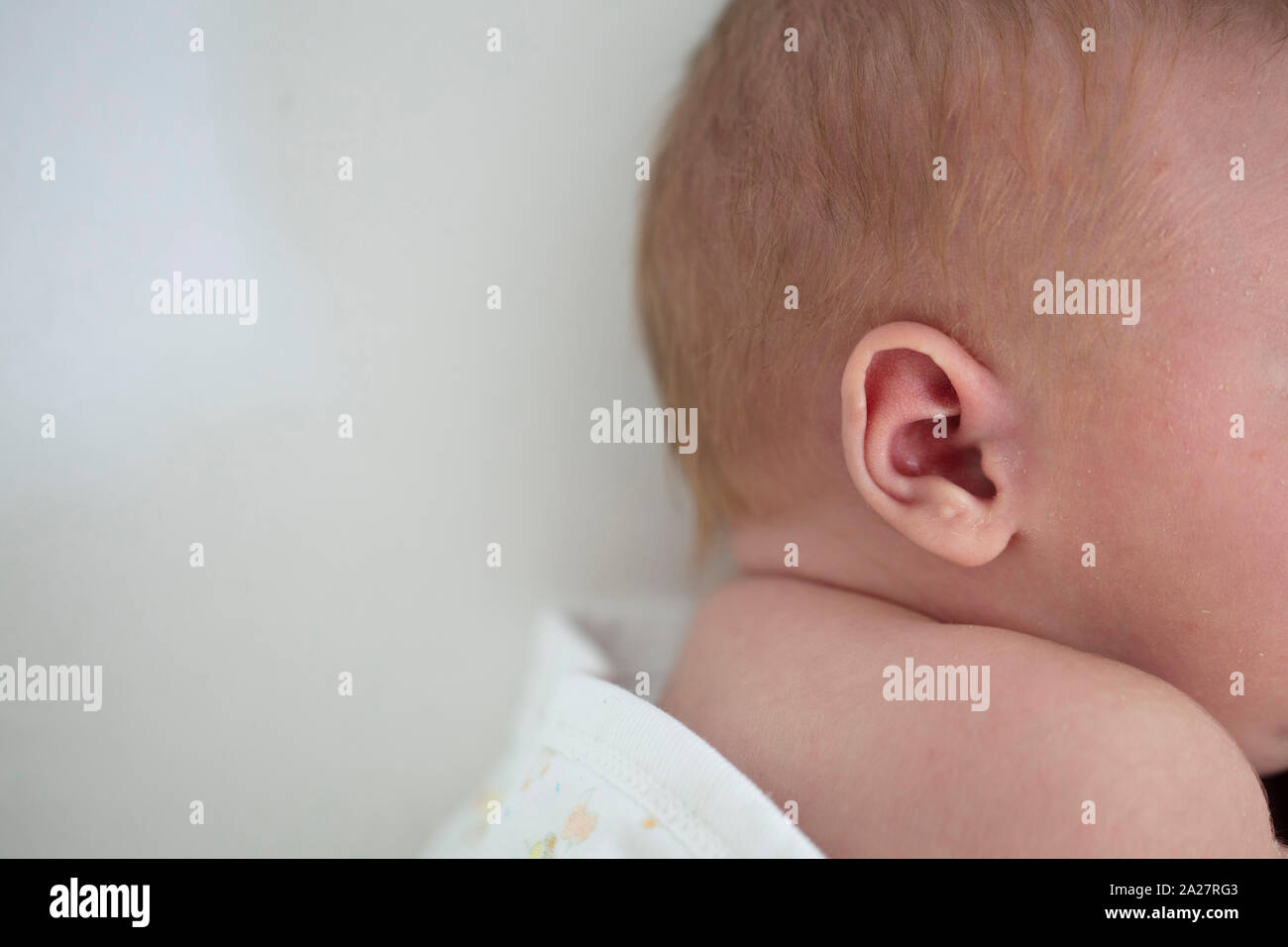 Nahaufnahme eines neugeborenen Babys Ohr. Anhörung Konzept Stockfoto