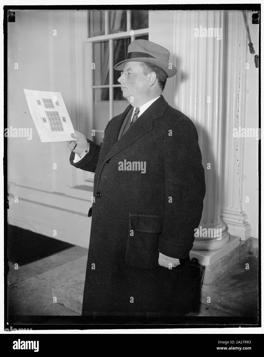 Präsident views seltene briefmarkensammlung. Washington, D.C., 9. Phillip H. in der Gemeinde von Philadelphia, holding Teil seiner $ 100.000 seltene briefmarkensammlung, die er an das Weiße Haus heute her Inspektion durch Präsident Roosevelt. Die Sammlung der ersten Briefmarken von der Britischen gedruckt. 12/09/37 Stockfoto