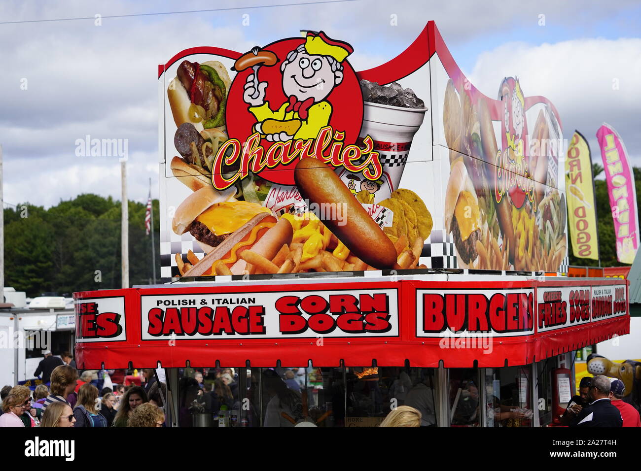 Charlie's Polnische und italienische Wurst mais Hundefutter stand das Essen für die Besucher an Warrens Cranberry Festival in Warrens, Wisconsin Stockfoto