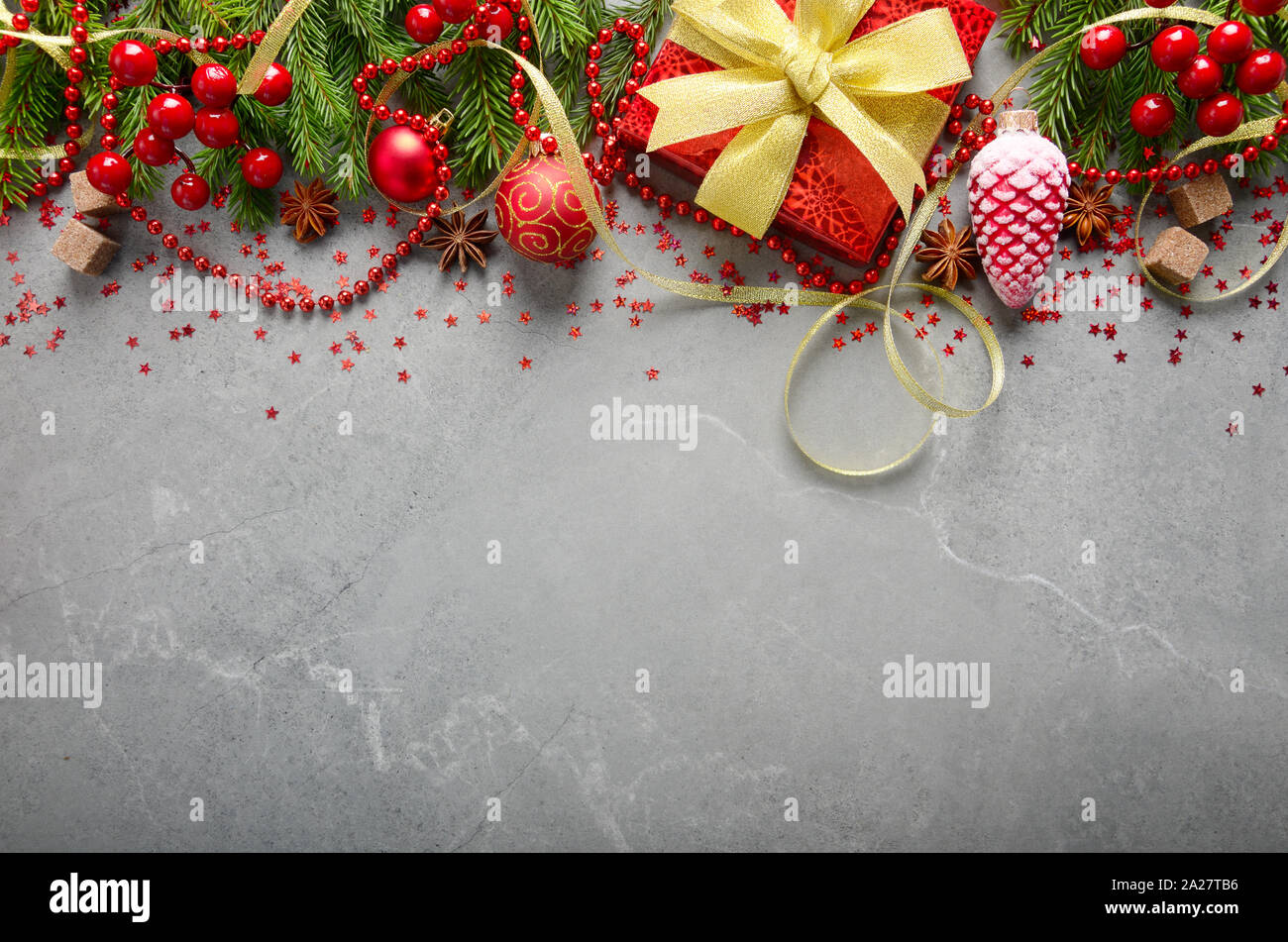 Flach Blick auf Weihnachten Dekorationen der Geschenkbox tanne Zweig ribbon Perlen und Kugeln aus Glas auf Tisch aus Stein. Platz für Text. Stockfoto