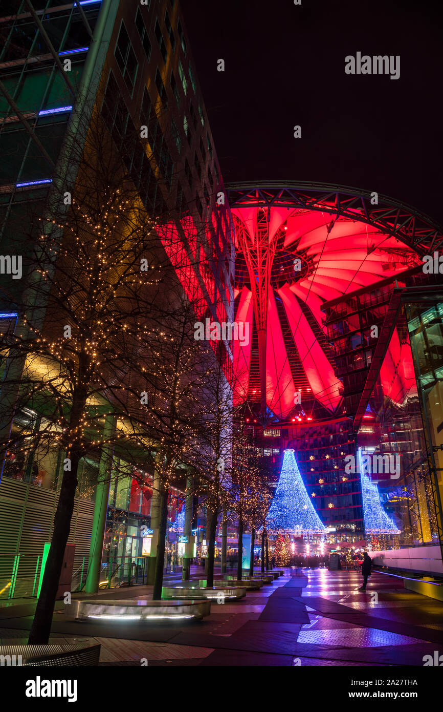 Berlin, Deutschland - 16 Dezember, 2018: Beleuchtete Dach- und Weihnachtsdekoration von Sony Center Gebäudekomplex am Potsdamer Platz Stockfoto