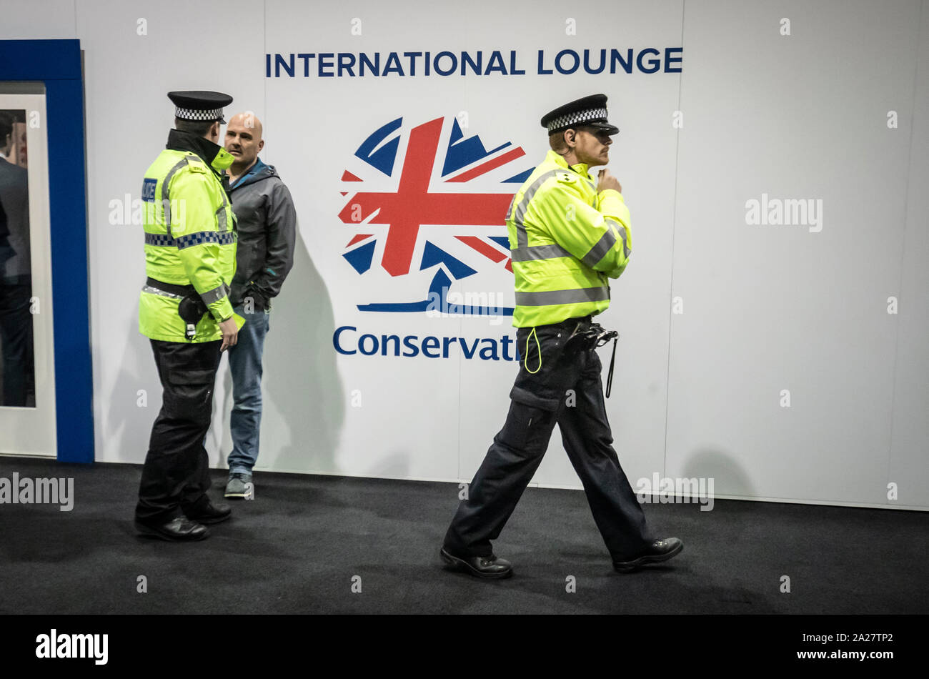 Polizei auf dem Parteitag der Konservativen Partei nach einem kleinen Missverständnis", wenn ein Teilnehmer, Sir Geoffrey Clifton-Brown, MP für die Cotswolds, versuchte, die International Lounge am Manchester Convention Center ohne die entsprechenden Pass, Auslösen einer lockdown. PA-Foto. Bild Datum: Dienstag, 1. Oktober 2019. Photo Credit: Danny Lawson/PA-Kabel Stockfoto