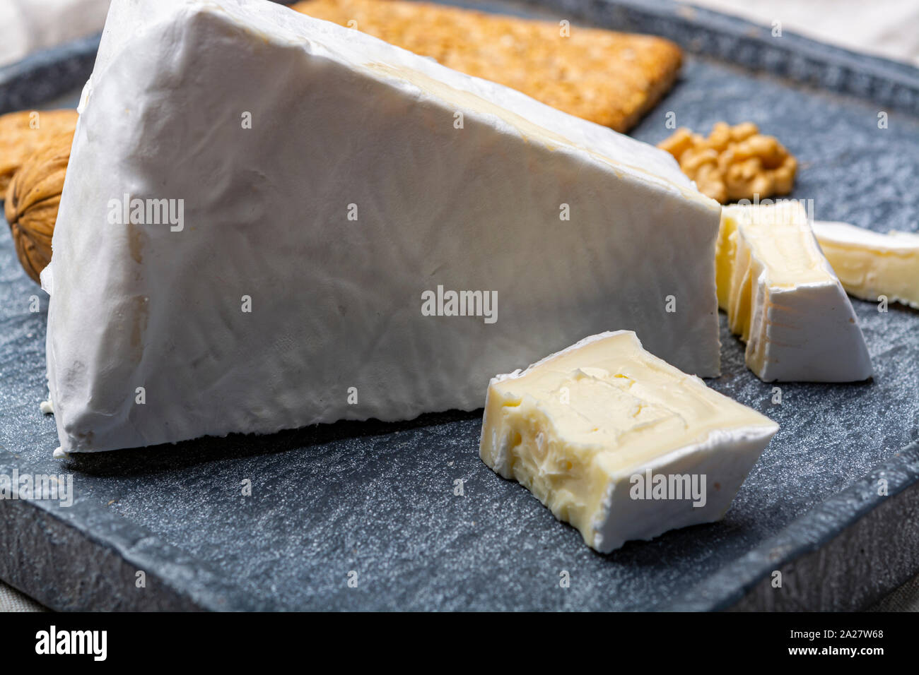 Käse Sammlung, Stück Französischer brie Käse mit weißer Schimmel Nahaufnahme Stockfoto