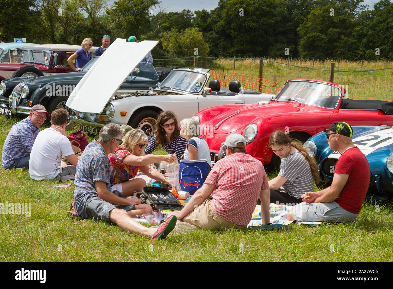 Eine Gruppe Picknick am Nuffield Motor Sport Tag Oldtimer Ralley Stockfoto