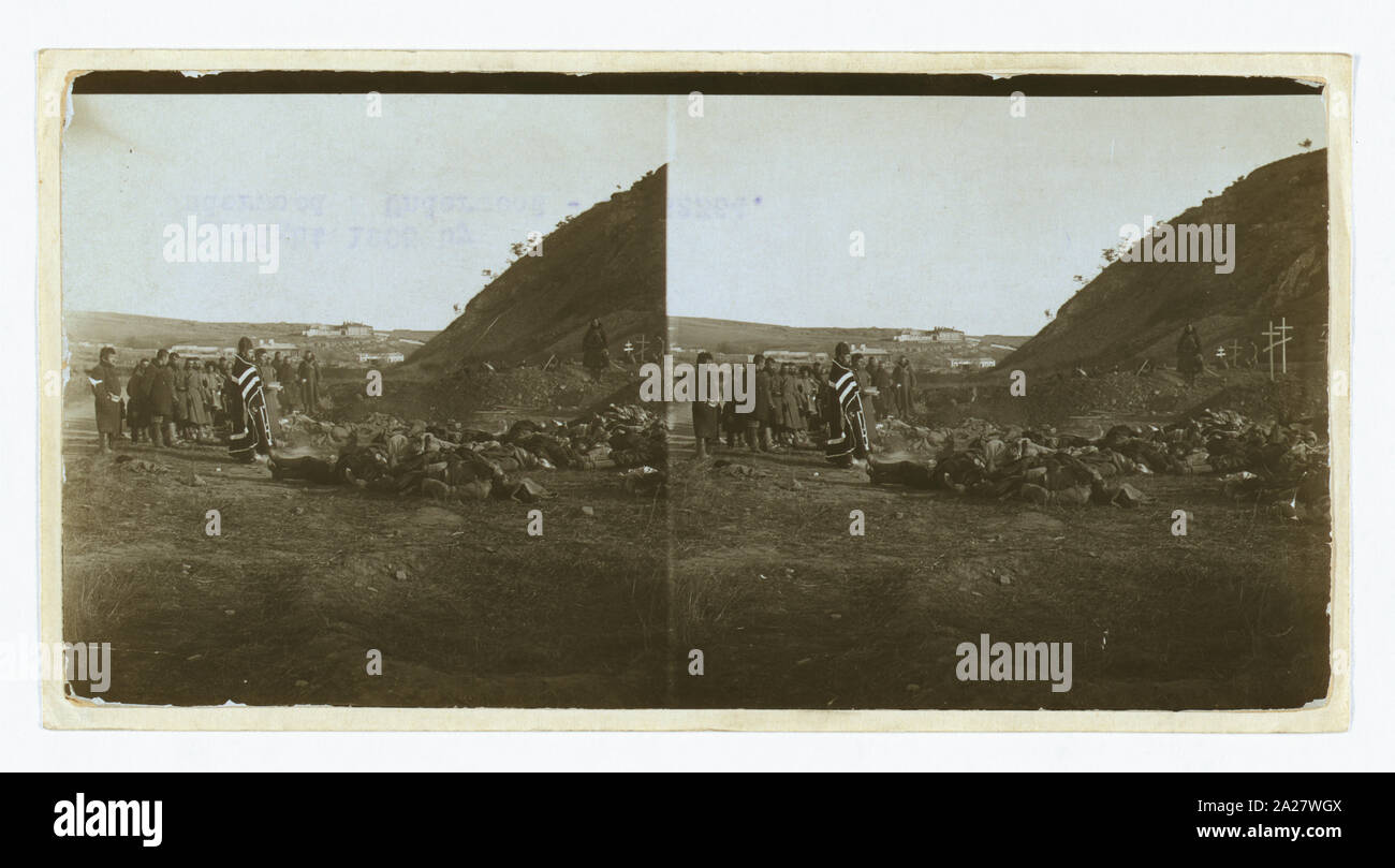 Priester und Soldaten über Einrichtungen der russischen Soldaten warten auf Bestattung auf einem Hügel und betete und Port Arthur Stockfoto
