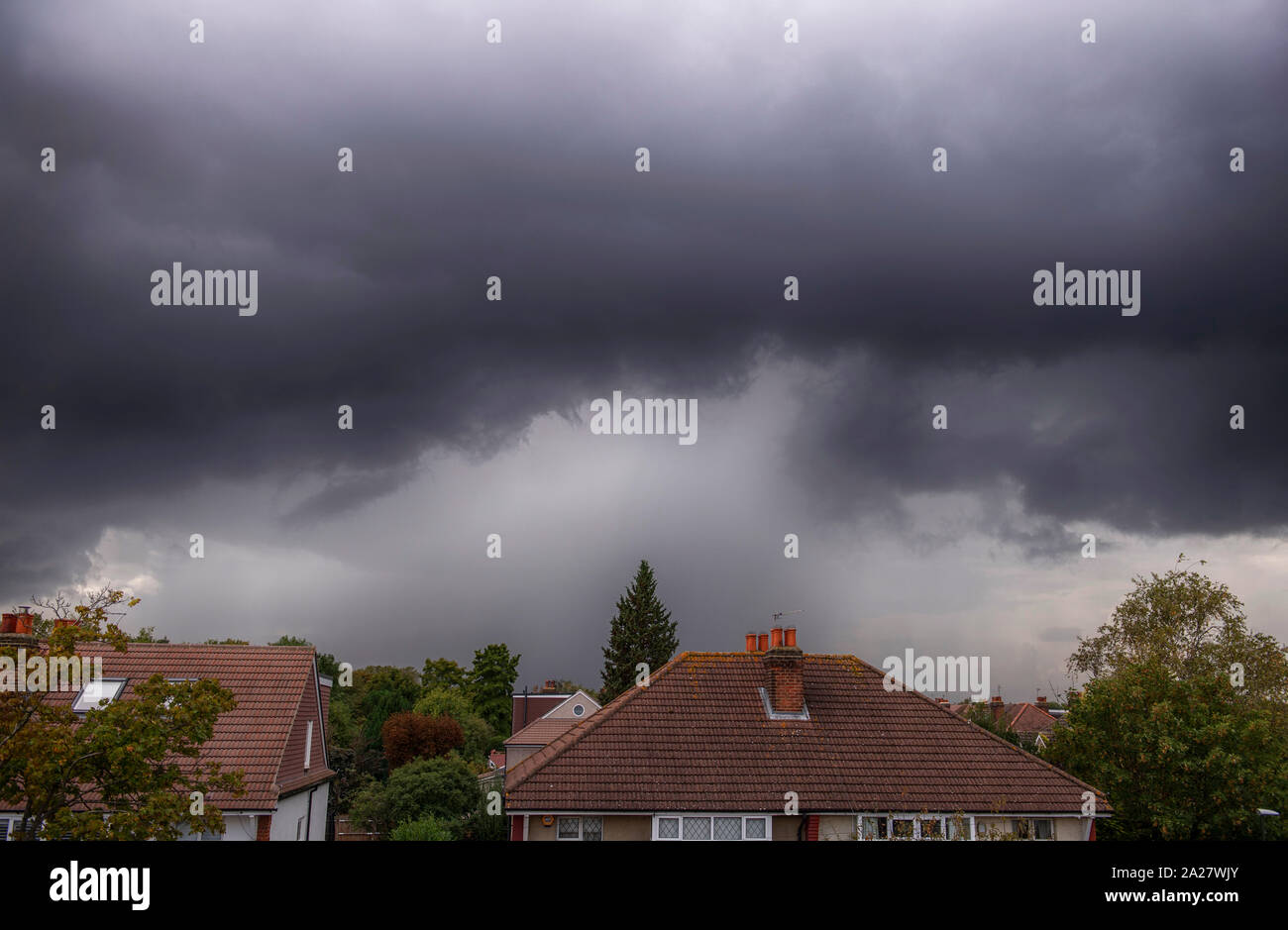 Wimbledon, London, UK. 1. Oktober 2019. Graue Gewitterwolken in London aus dem Westen roll, Blitz und kurze Regengüsse. Credit: Malcolm Park/Alamy Leben Nachrichten. Stockfoto