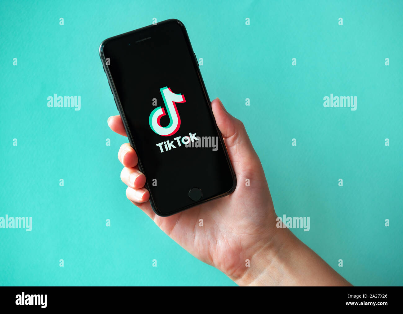 Kiew, Ukraine - Oktober 1, 2019: Studio geschossen von Hand mit Apple iPhone 8 mit TikTok Schriftzug auf einem Bildschirm. Stockfoto