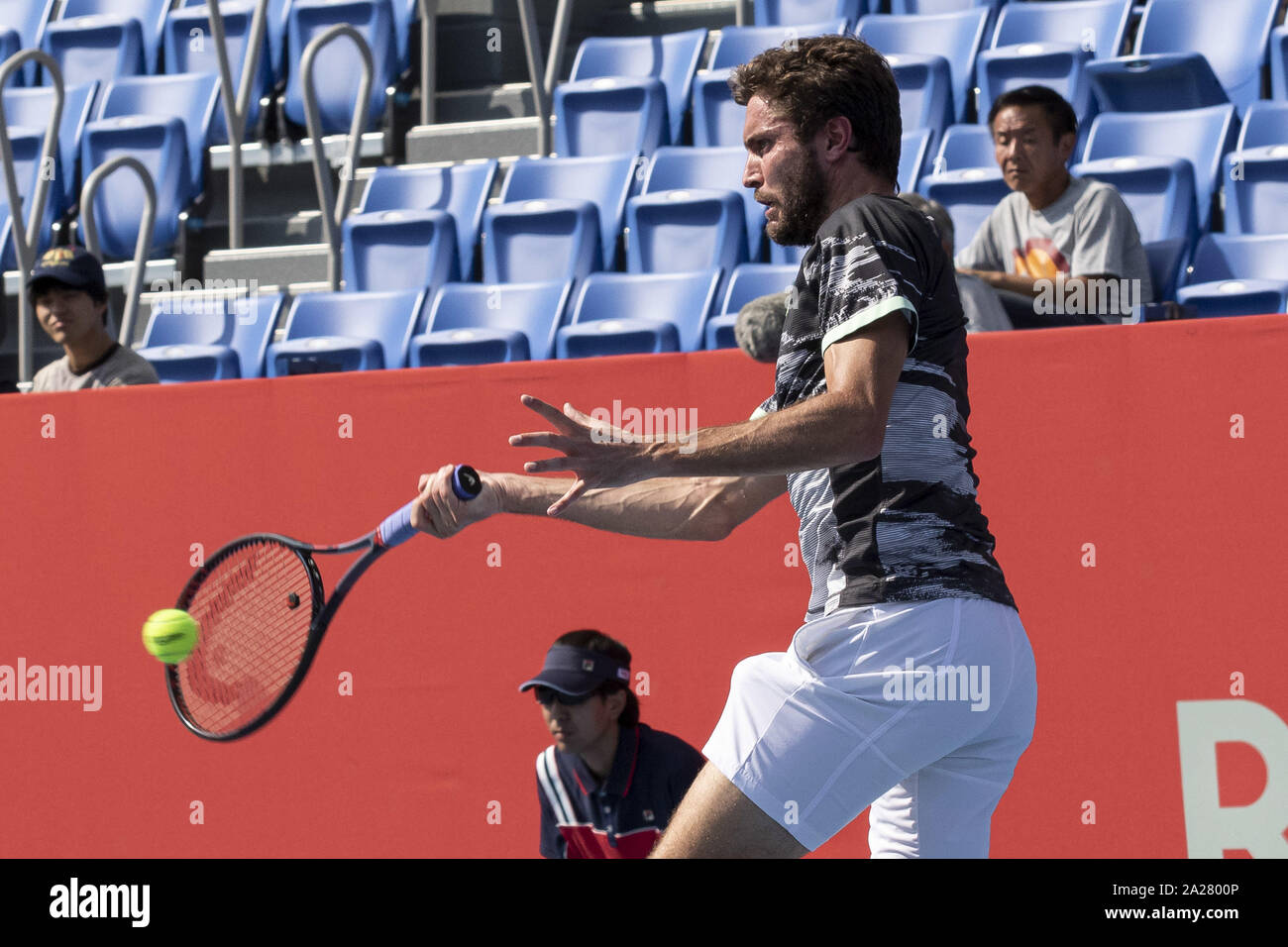 Tokio, Japan. 1. Okt, 2019. Gilles Simon (FRA) Hits eine Rückkehr gegen Pablo Andujar (ESP) während ihrer Herren Einzel der ersten Runde an der Rakuten Japan Open Tennis Championships 2019 bei Rakuten Karte Arena. Das Turnier ist vom 30. September bis zum 6. Credit: Rodrigo Reyes Marin/ZUMA Draht/Alamy leben Nachrichten Stockfoto