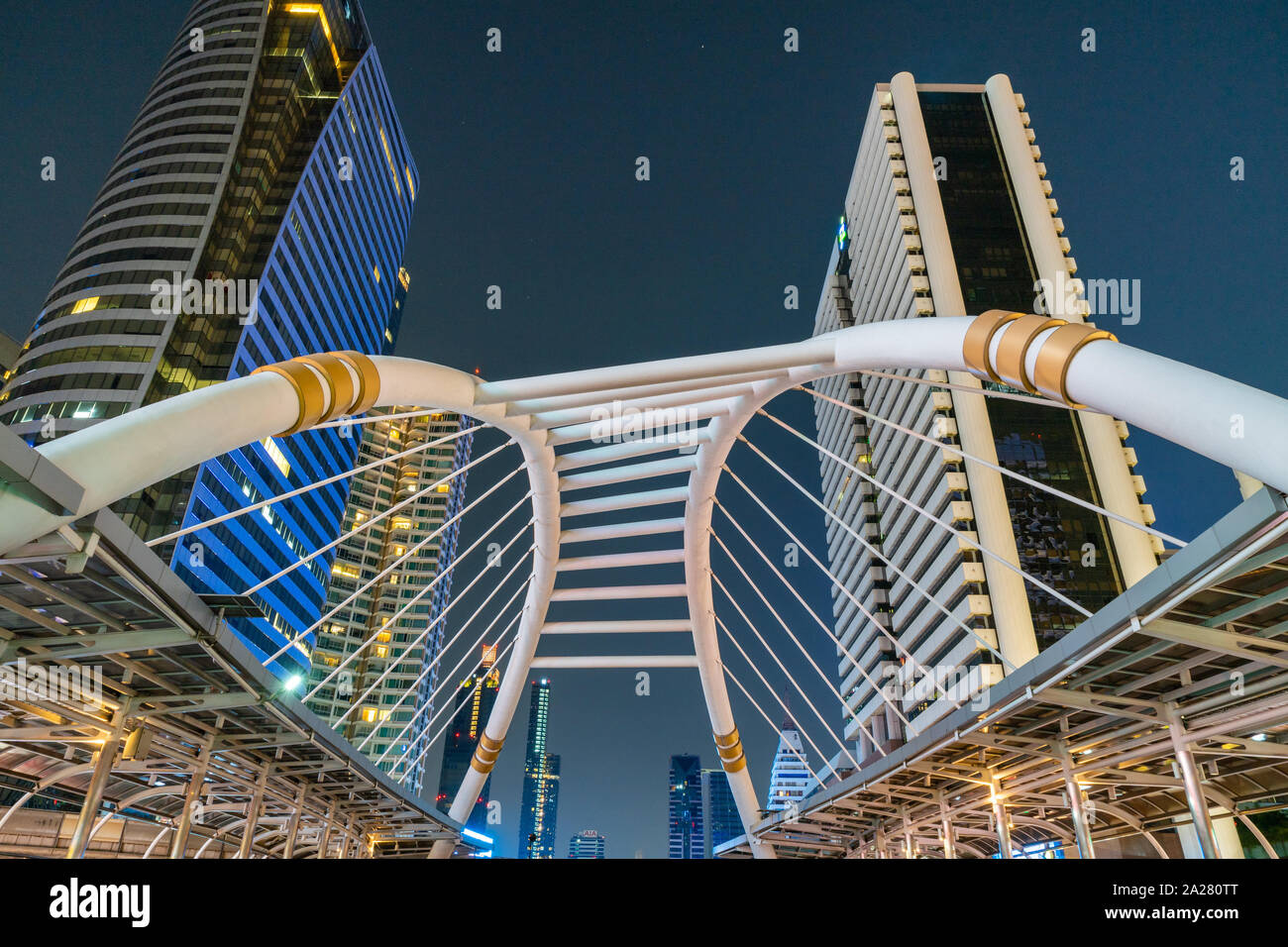 Chong Nonsi Sky Walk, Nacht Stadt, Bangkok, Thailand. BTS Bangkok, Sky Train, ist Major Verkehrsmittel in der modernen Stadt. Stockfoto