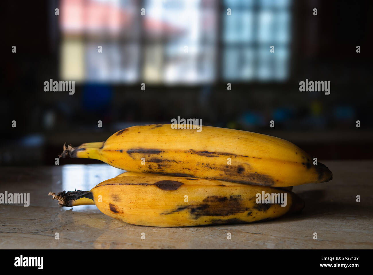 Kochbanane Obst top Küche reif zwei organischen rohen Lebensmitteln Nahaufnahme Stockfoto