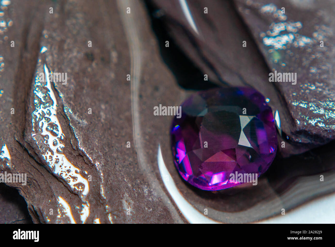 Vintage Diamanten oder Edelsteine glänzen auf dem rauhen Stein und Wasser Hintergrund. Bis zu schließen. Stockfoto