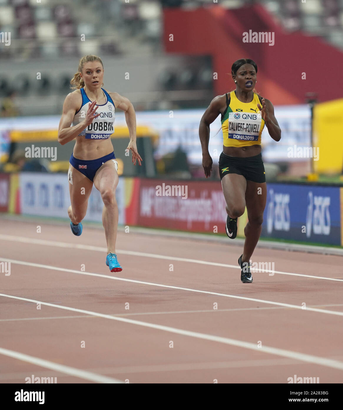 Doha, Katar. 30 Sep, 2019. Beth Dobbin (GBR) (L) und Schillonie Calvert-Powell (JAM) in Aktion während der IAAF Leichtathletik WM in der Khalifa International Stadium in Doha. Credit: SOPA Images Limited/Alamy leben Nachrichten Stockfoto