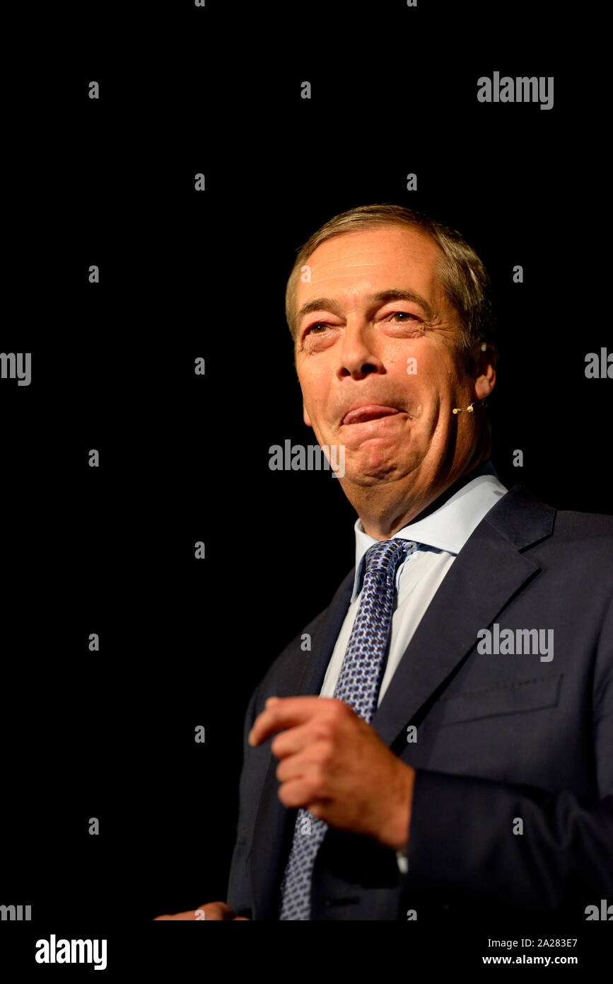 Nigel Farage, MDEP, Gruppenleiter, in einer Rede auf der Kundgebung an der Brexit Partei das Kent Event Center in Ihrem ehemaligen parlamentarischen Wahlkreis von Maidstone, Kent, Stockfoto