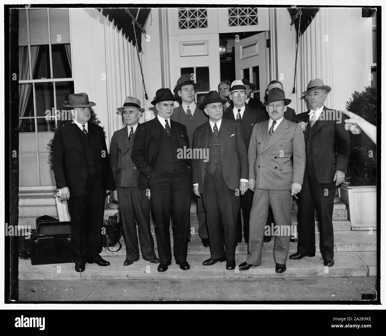 Direktion in Kohle Streit im Weißen Haus. Washington, D.C., Mai 9. Eine Konferenz das erste Mal der Präsident in einem Arbeitskampf eingegriffen hat, seit er zusammen mit dem Namen der CIO und der AF von L in einem Versuch, ihren Kampf zu vermitteln, traf heute im Weißen Haus, um zu versuchen, die Unterschiede zwischen Arbeits- und Braunkohle Betreiber zu vereinbaren. Nach rechts: CIO John L. Lewis, Van A. Bitner, Vertreter der Bergleute, Philip Murray, für die Bergleute, W.L. Links Robinson, für die Betreiber, John A. Owens, für die Bergmänner, L.C. Gunter, für die Betreiber. Die hintere Reihe ist nicht identifizierten Stockfoto