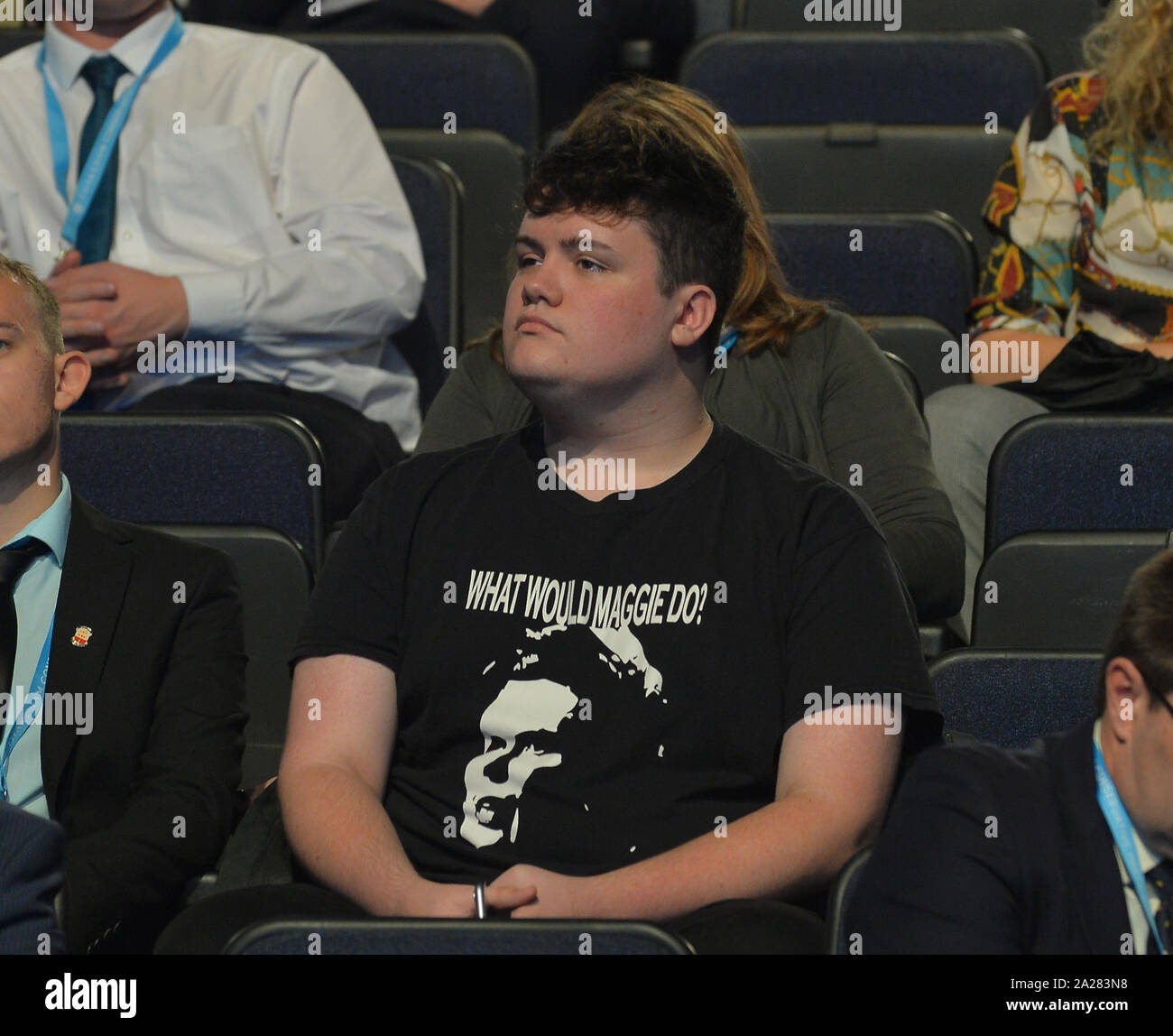 Manchester, Großbritannien. 01 Okt, 2019. MANCHESTER, Großbritannien. Ein Fan trägt ein T-Shirt mit einem Bild von Margaret Thatcher und dem Motto "Was würde Maggie' wartet auf Home Secretary Priti Patel Keynote seech auf dem Parteitag der Konservativen in Manchester zu liefern. Credit: Dave Johnston/Alamy leben Nachrichten Stockfoto