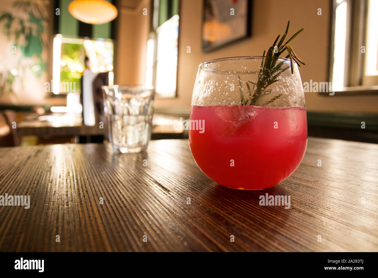 Kalt erfrischende Pink Drink in der stilvollen Bar Stockfoto