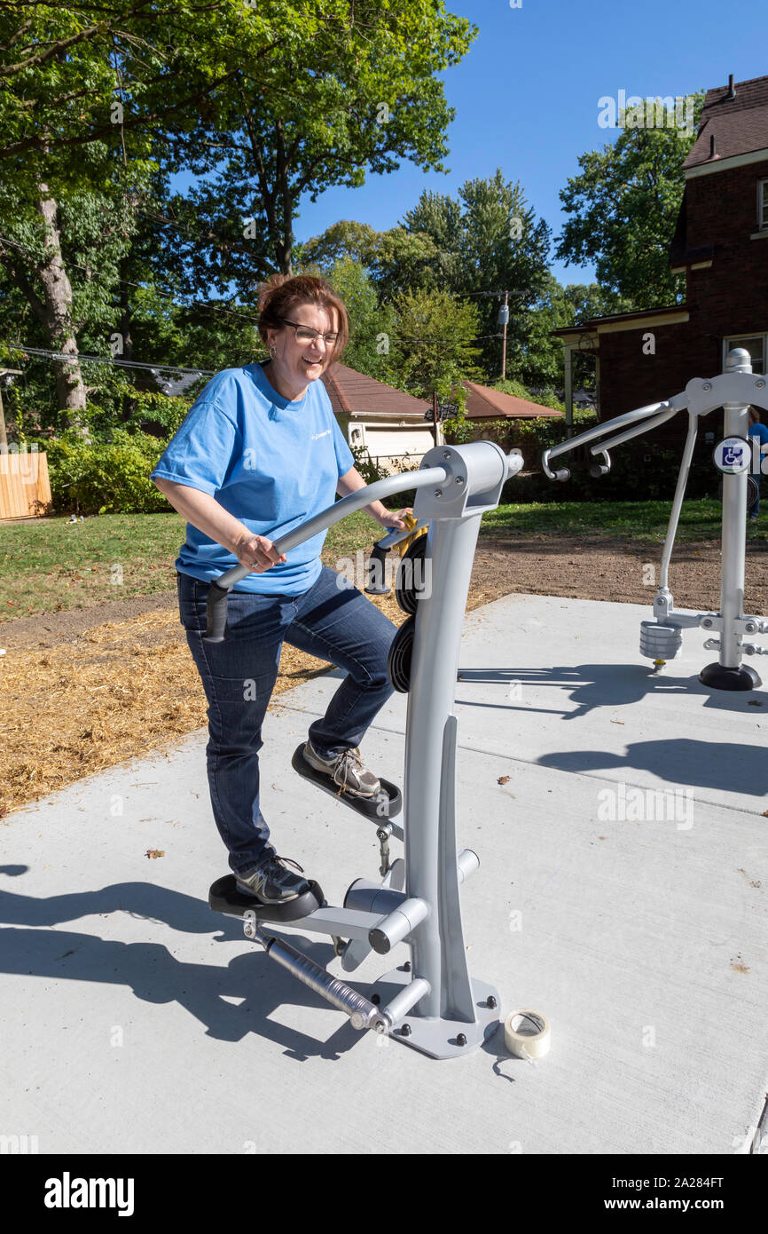 Detroit, Michigan - ein Freiwilliger von Cooper Standard getestet, übung Ausrüstung nach Freiwilligen, um es in einem neuen Community Park in der Mornin installiert Stockfoto