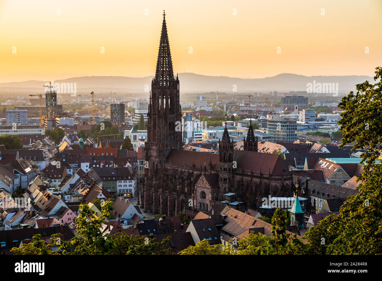 Deutschland, Schwarzwald Stadt Freiburg im Breisgau in Baden in einem fantastischen Sonnenuntergang Dämmerung Atmosphäre, Luftaufnahme auf Münster Kirche von oben die Häuser Stockfoto