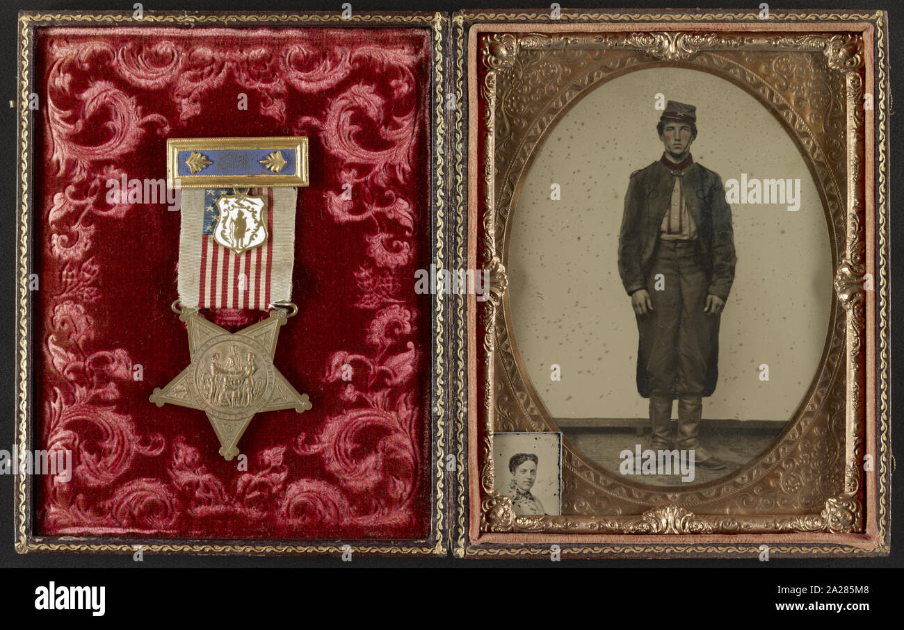 Private Charles F. Sherman 2 Massachusetts Leichte Artillerie Batterie, mit eingelassenen Foto von nicht identifizierten Frau und Grand Armee der Republik Medaille im Fall Stockfoto