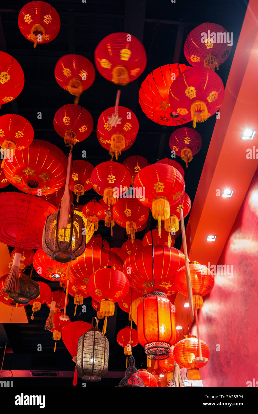 Schöne Dekorative rote chinesische Laterne Drinnen hängen von der Decke über Orientalische Feier Kultur Stockfoto