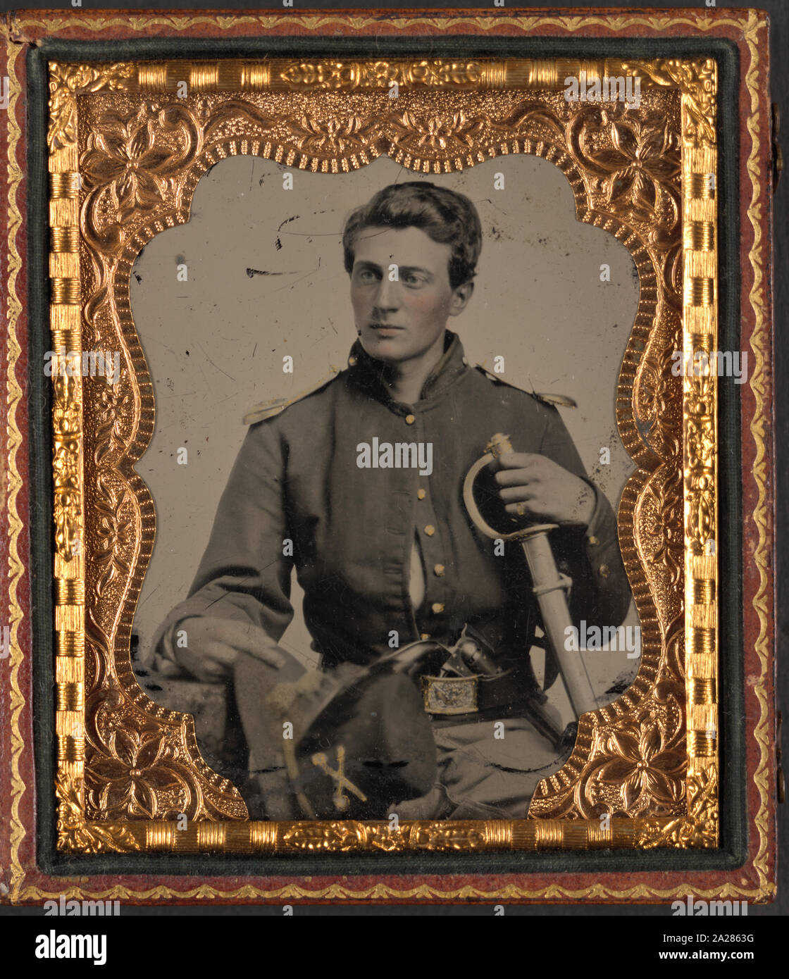 Private George H. Hall von Kane County Illinois Kavallerie und Co.H, 15 Illinois Reiterregiment mit Schwert und Pistole Stockfoto