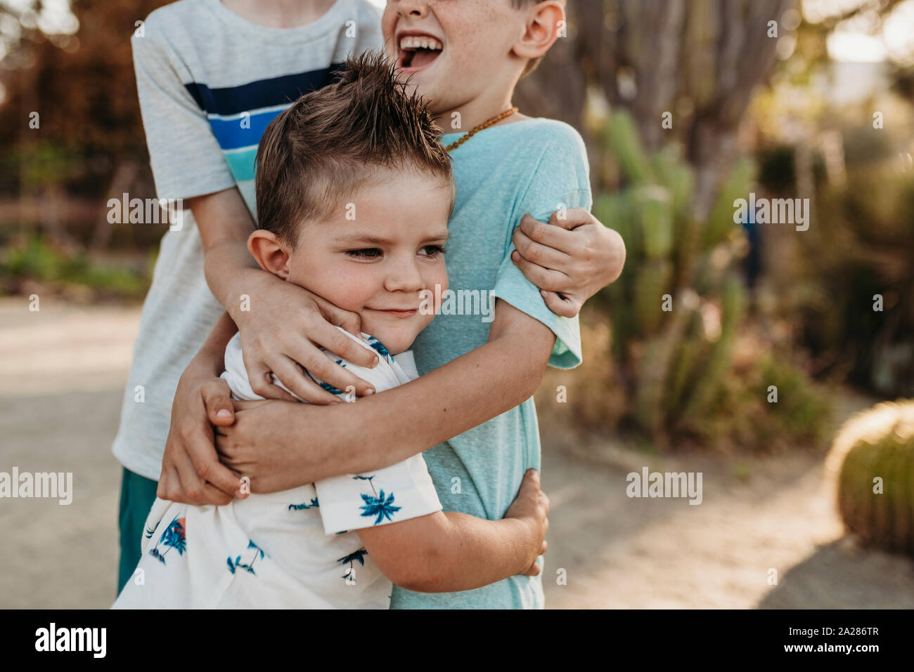 Nahaufnahme von Kleinkind Junge umarmten, von den älteren Brüdern Stockfoto