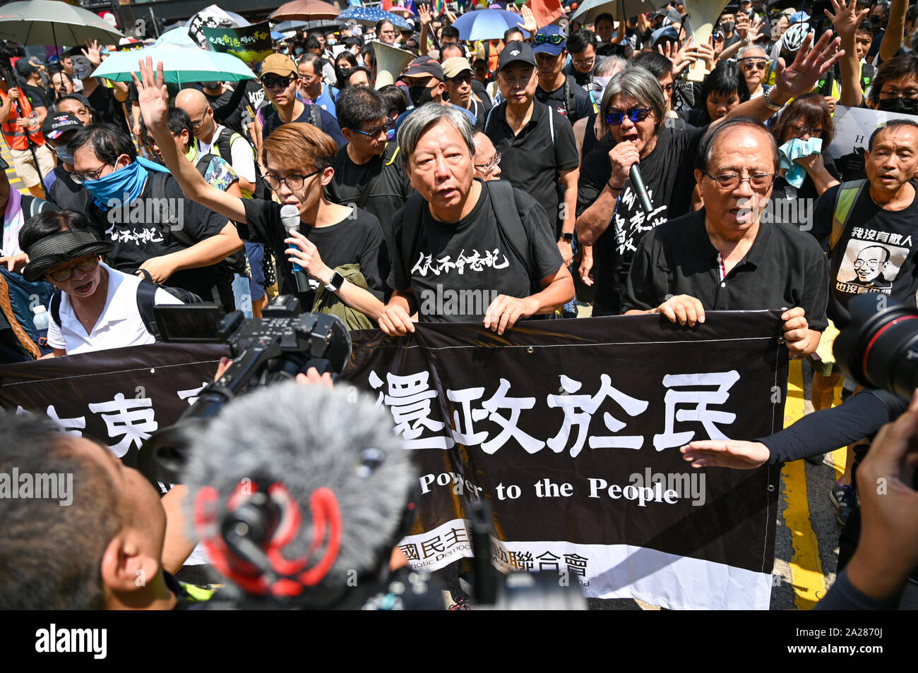 Hong Kong, Hong Kong SAR. 01 Okt, 2019. Ehemalige Politiker Lee Cheuk-yan und andere Politiker und Aktivisten führen eine Kundgebung in Hongkong am 1. Oktober 2019. Foto von Thomas Maresca/UPI Quelle: UPI/Alamy leben Nachrichten Stockfoto