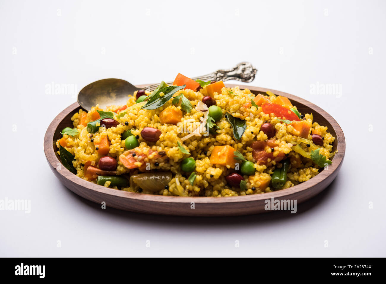 Gebrochener Weizen oder Daliya Upma, in eine Schüssel serviert. selektive Fokus Stockfoto