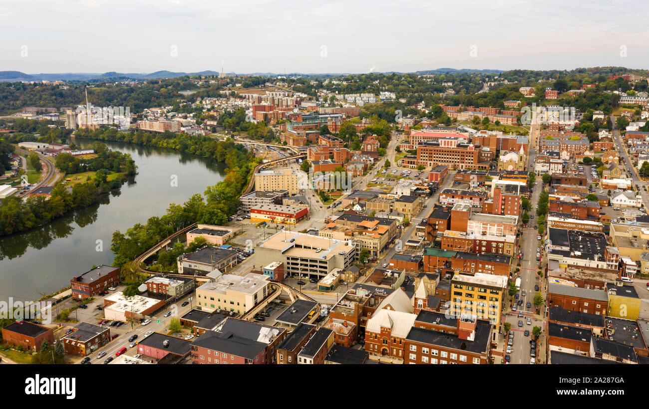 Der sagenumwobenen Monongahela River fließt zwischen Morgantown und Westover WV Stockfoto