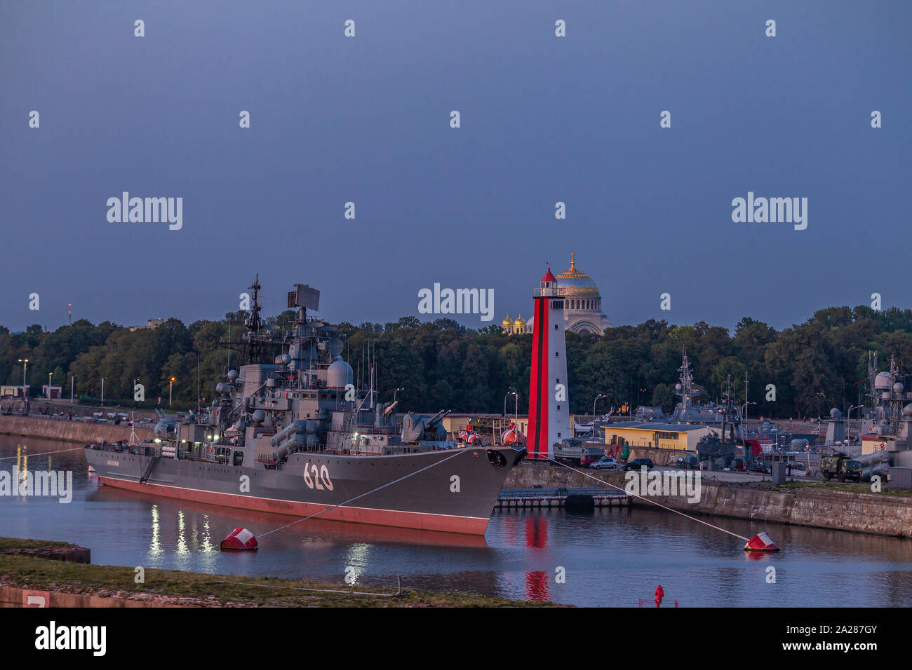 Insel Kotlin (Navy Base) auf dem Wellenbrecher aus St. Petersburg, Russland. Stockfoto