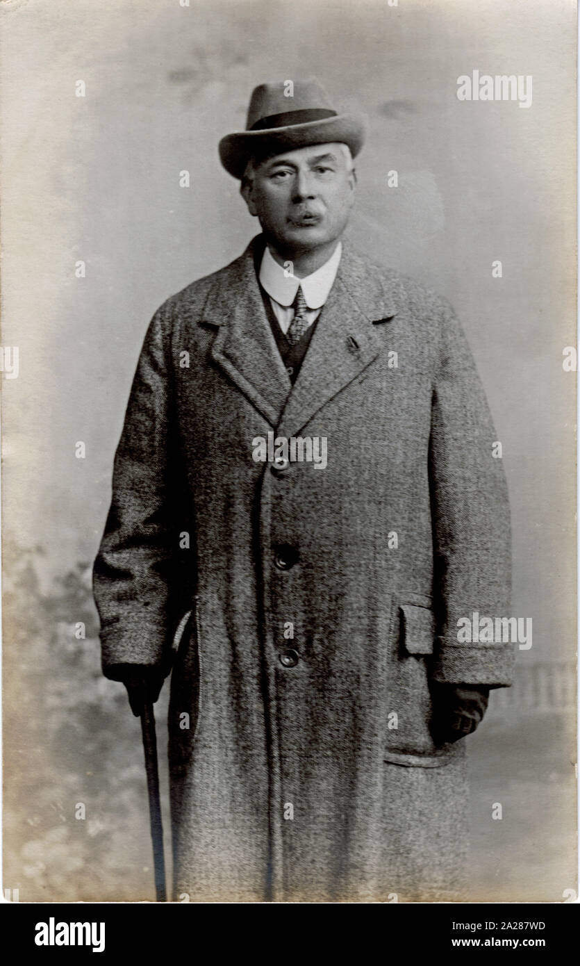 Ältere Herr Tragen eines Tweed Mantel, Hut, Handschuhe und Zuckerrohr, 1900. Stockfoto Ältere Herr Tragen eines Tweed Mantel, Hut, Handschuhe und Zuckerrohr, 1900. Stockfoto