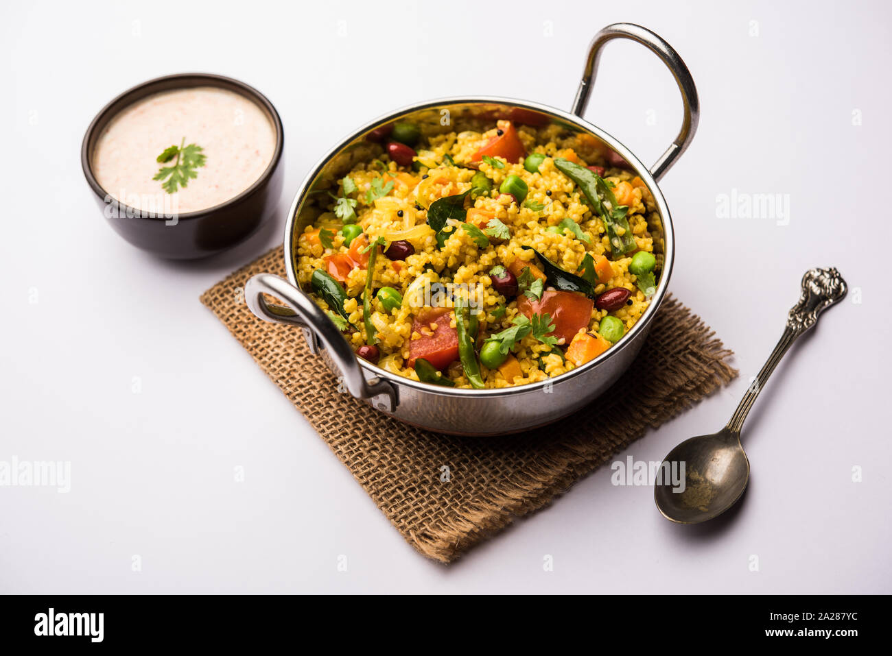 Gebrochener Weizen oder Daliya Upma, in eine Schüssel serviert. selektive Fokus Stockfoto