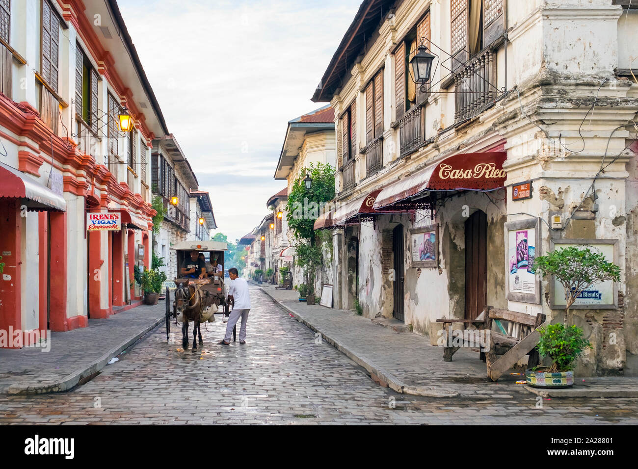 Von Pferden gezogenen Schlitten auf der Calle Crisologo Kalesa in der Morgendämmerung, Vigan City, Ilocos Sur, Ilocos Region, Philippinen Stockfoto