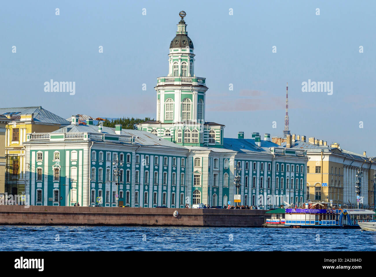 Die kunstkammer Gebäude (Museum) auf der Universität Damm, gesehen von der Newa, St. Petersburg, Russland. Stockfoto