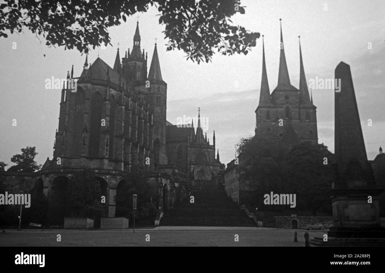 Der Dom (links) und die Severikirche in Erfurt, Deutschland 1950. Kathedrale (links) und Severikirche in Erfurt, Deutschland 1950. Stockfoto