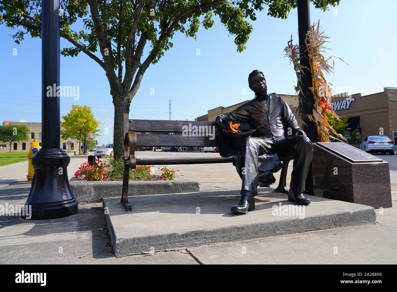 Messing Statue von Abraham Lincoln sitzt an der Ecke West Wisconsin Avenue vor dem PLEXUS Corporation globalen Hauptsitz in Neenah, Wisconsin Stockfoto