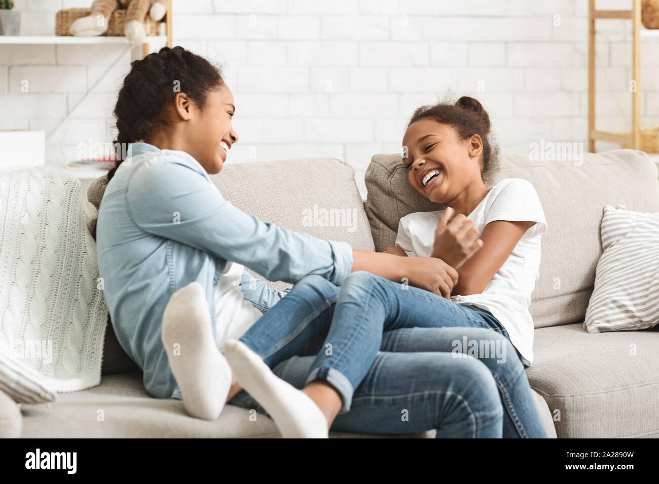 Süße schwarze Schwestern Spaß zusammen zu Hause Stockfoto