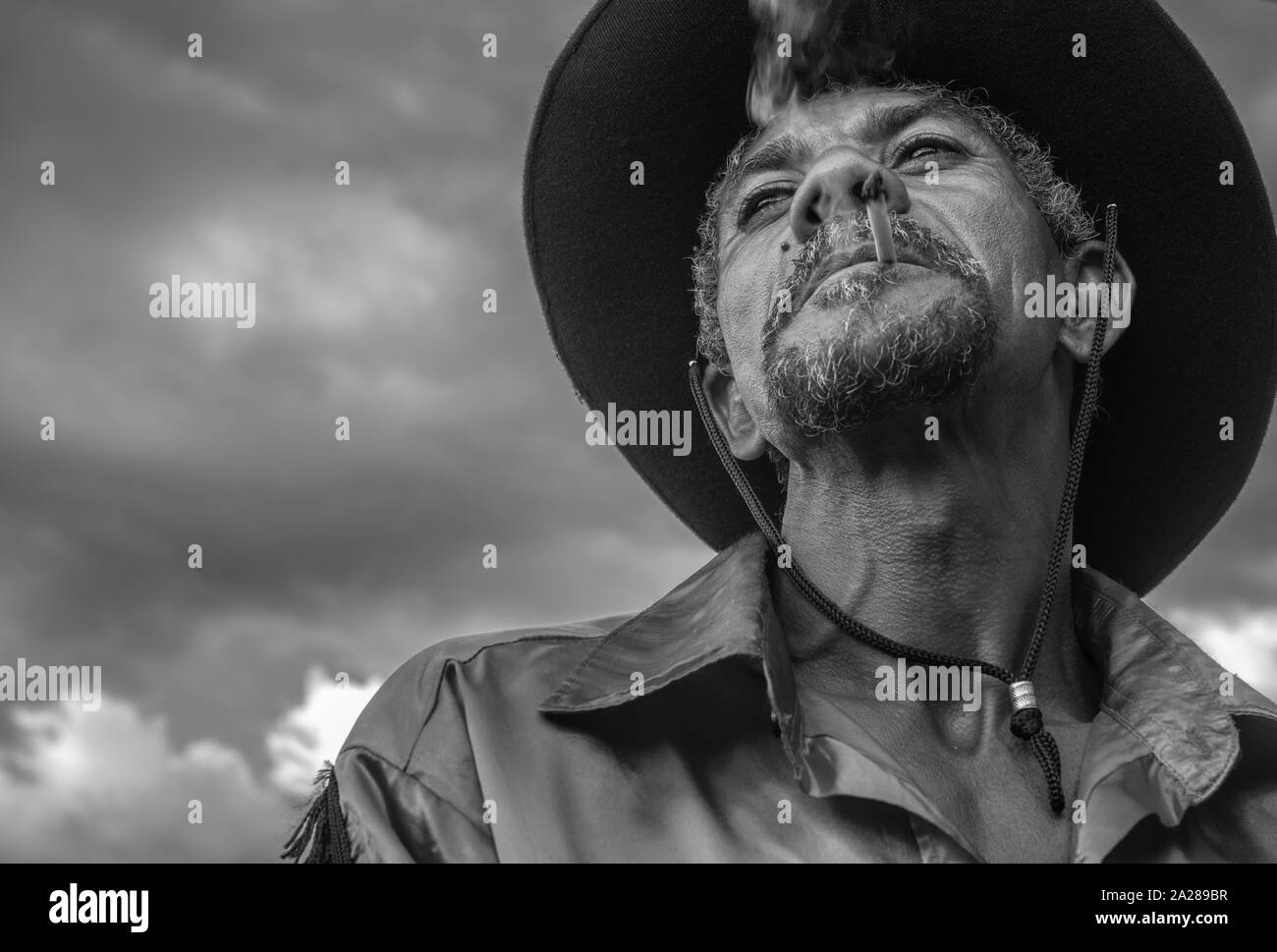 Portrait der Brasilianischen Cowboys rauchen handgefertigte Zigarette Stockfoto