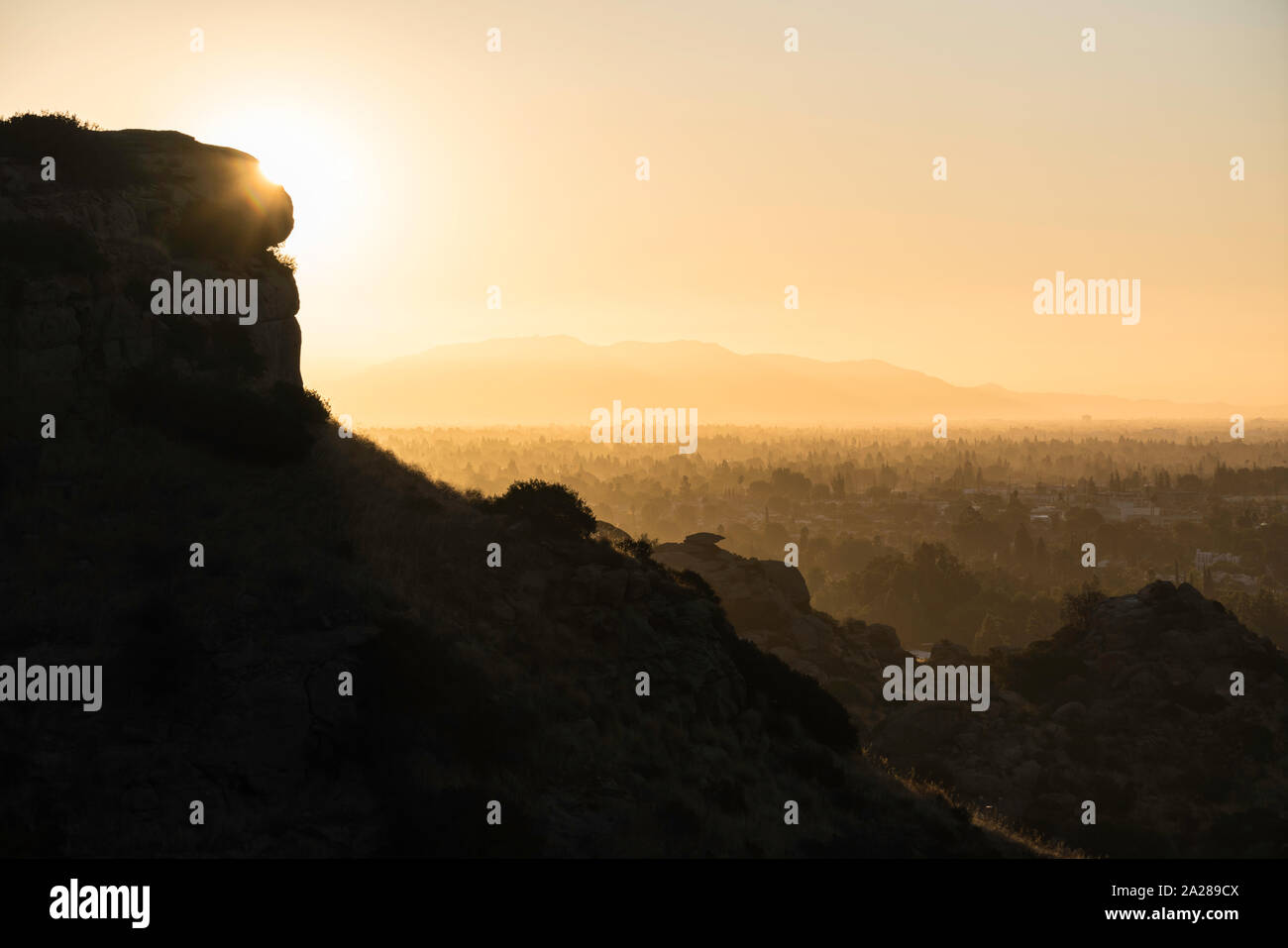 Hazy San Fernando Valley dawn Aussicht von der Santa Susana Mountains in der Stadt Los Angeles, Kalifornien. Die San Gabriel Mountains sind im Hinterg Stockfoto