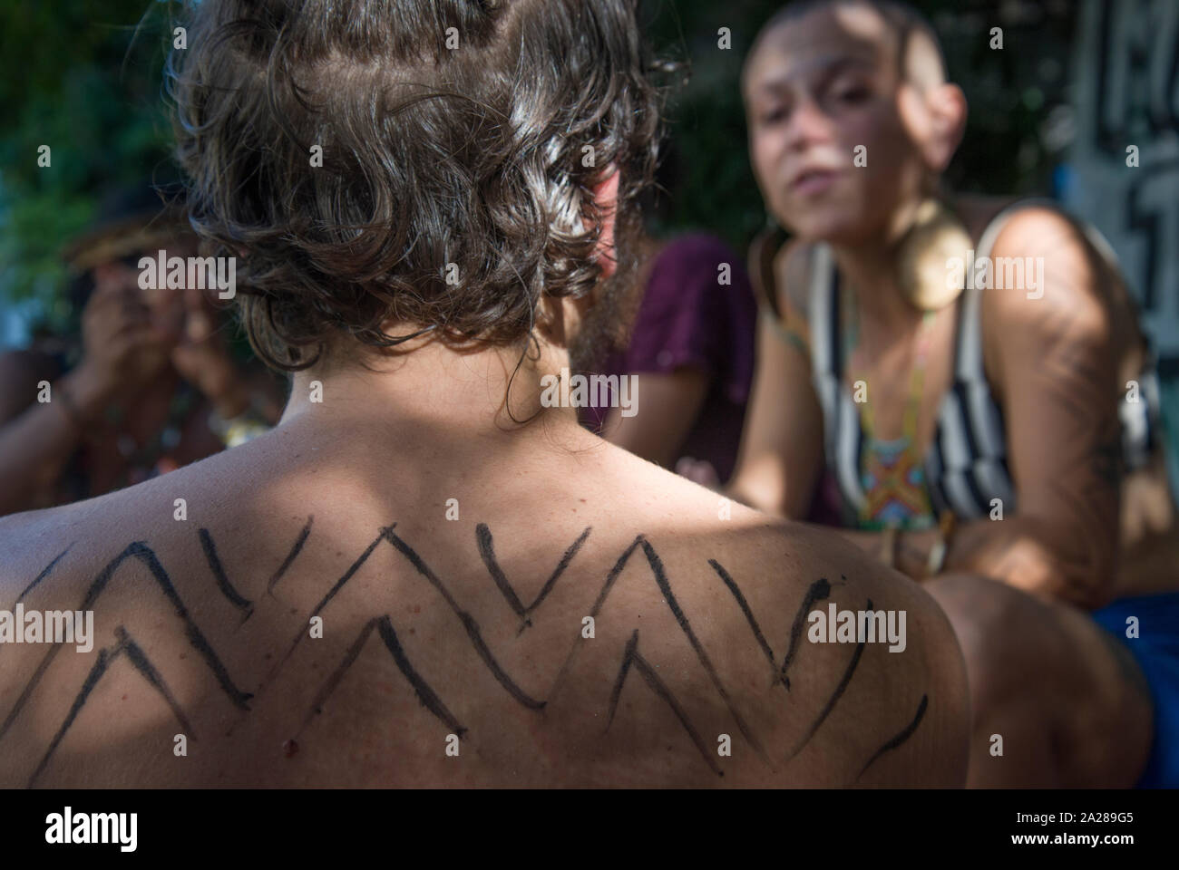 Brasilianische Jugendliche mit Tribal Body Painting auf Treffen, im Freien Stockfoto