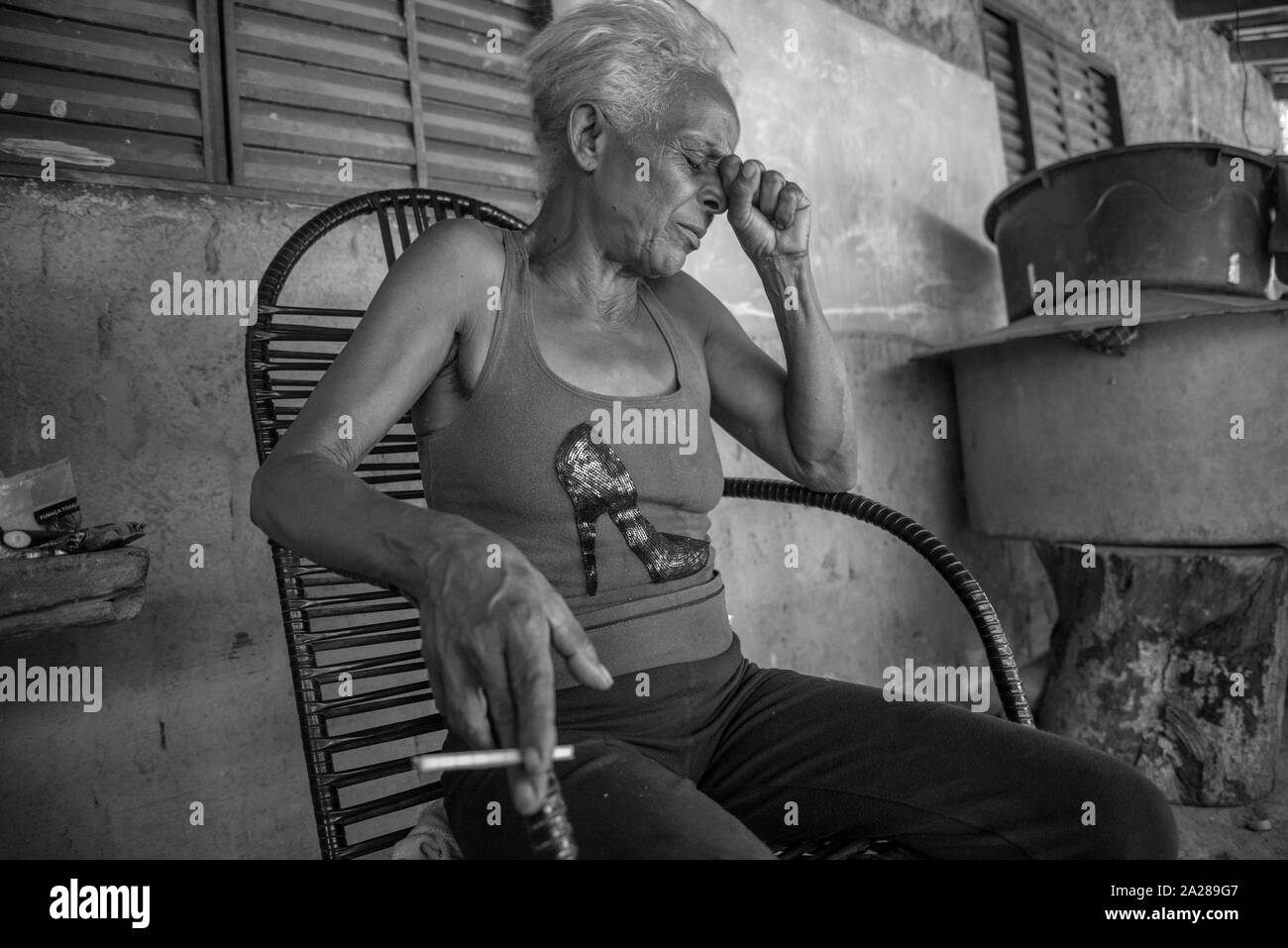 Ältere Frau aus einem brasilianischen quilombo Jammern und Rauchen Stockfoto