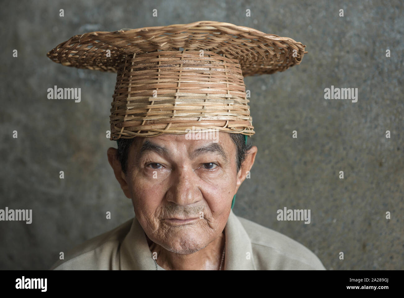 Japanische Nachkomme trägt einen Bambus hat dazu, Waren zu transportieren Stockfoto