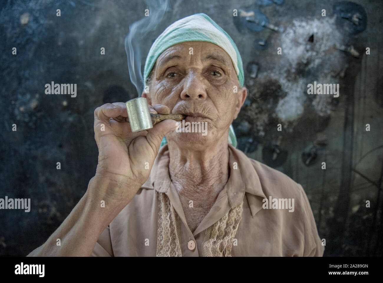 Alte Frau raucht Pfeife in einem Brasilianischen nördlichen Dorf Stockfoto